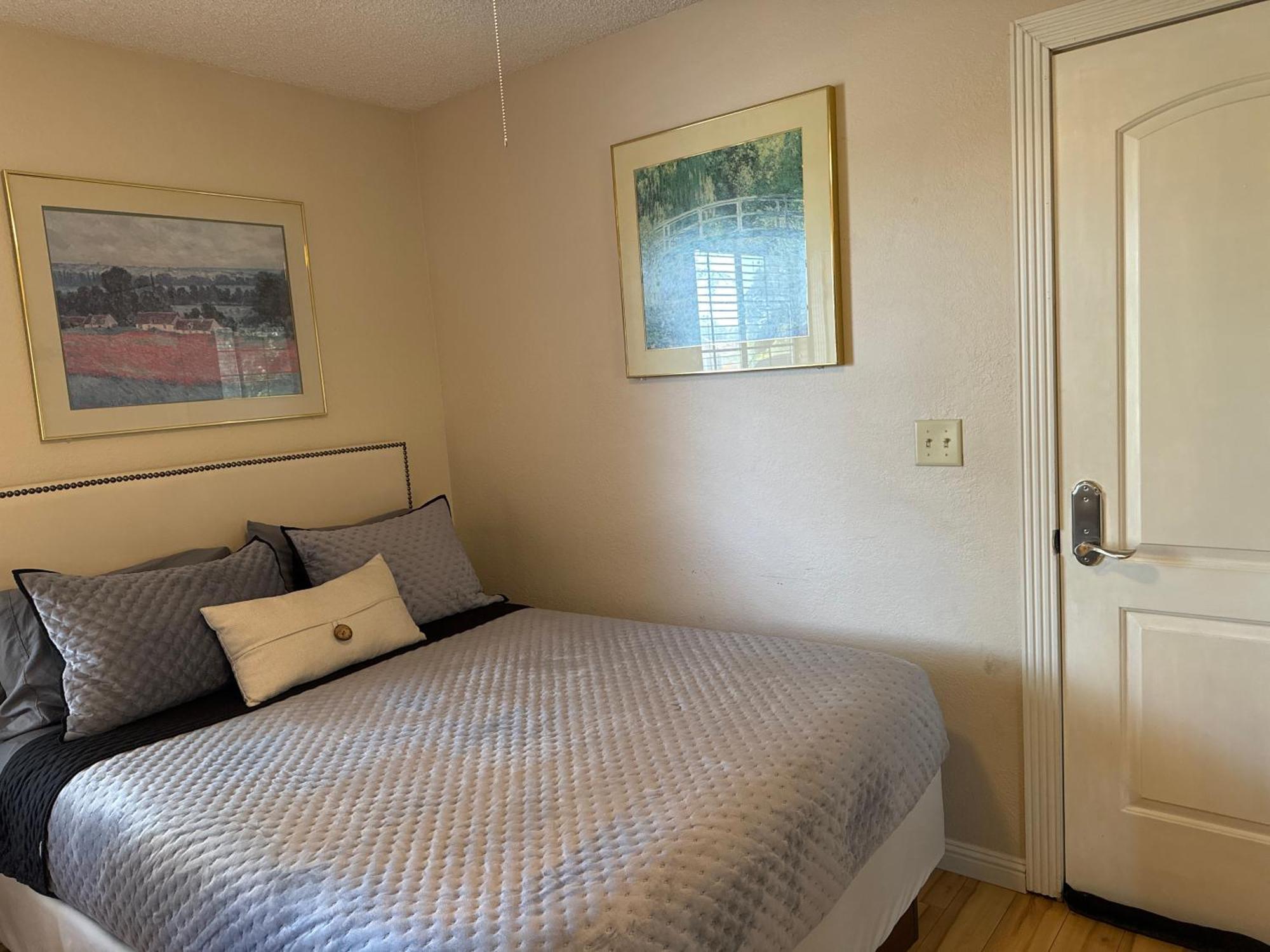 The Monet- One Bedroom With A Private Entrance - Shared Bathroom Habitación en casa particular